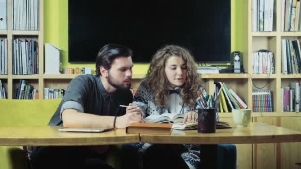 pareja de estudiantes que estudian en la sala de clases cámara lenta
 - Imágenes, Vídeo