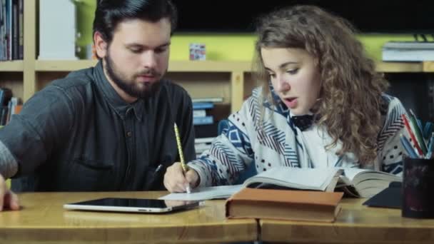 pareja de estudiantes que estudian en la sala de clases cámara lenta
 - Imágenes, Vídeo