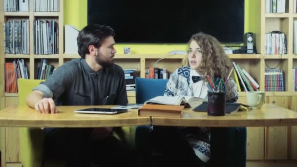 pareja de estudiantes hablando en la sala de clases cámara lenta
 - Metraje, vídeo