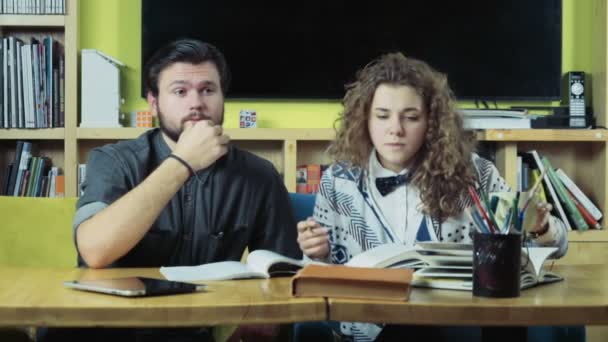 Birkaç sınıf oda yavaş sınavları için Hazırlık öğrencileri - Video, Çekim