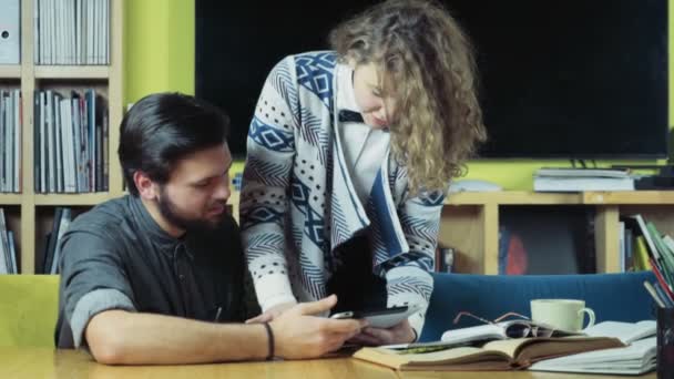 pareja de estudiantes usando una tableta para estudiar cámara lenta
 - Metraje, vídeo