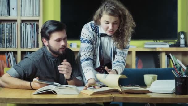 Paar von Studenten, die ein Tablet für das Studium der Zeitlupe benutzen - Filmmaterial, Video