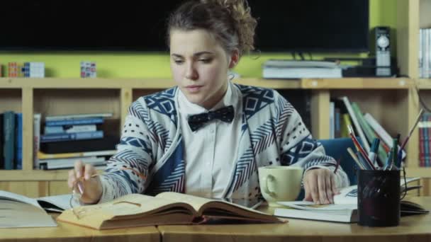 vrouwelijke student met behulp van een tablet voor het bestuderen van slow-motion - Video
