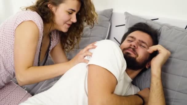 αστεία ζευγάρι ξύπνημα αργή κίνηση - Πλάνα, βίντεο