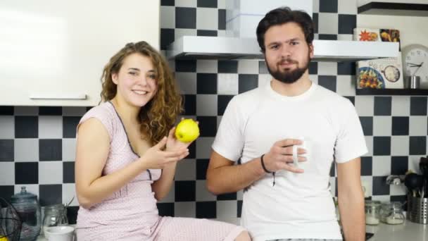 mutlu çift mutfak ağır çekimde kahvaltı Pijama giyiyor - Video, Çekim