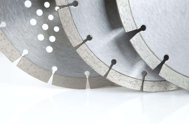 Режущий диск с бриллиантами - Алмазный диск для бетона на белом фоне
 - Фото, изображение