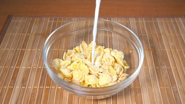 Gieten van melk in Cornflakes, Slow Motion - Video