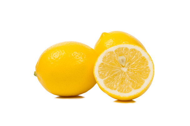 Яскраво-жовті соковиті лимони
. - Фото, зображення