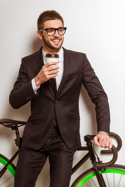 Young businessman with bicycle - Фото, зображення
