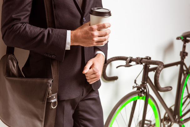 自転車を持つ若いビジネスマン - 写真・画像