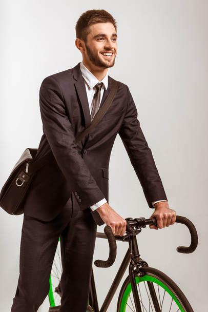 Jeune homme d'affaires avec vélo - Photo, image