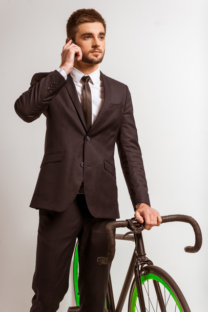 Young businessman with bicycle - Foto, afbeelding
