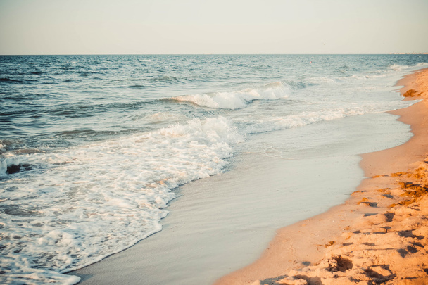 Blick auf den Strand Sand mit Meereswellen - Foto, Bild