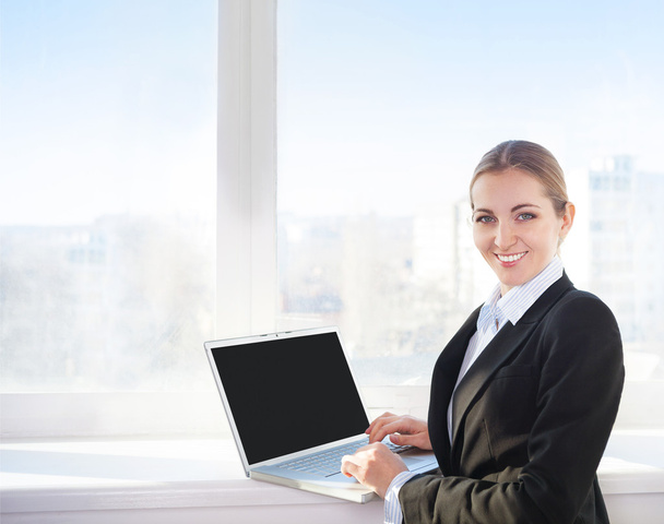 Молодая красивая деловая женщина с ноутбуком
  - Фото, изображение