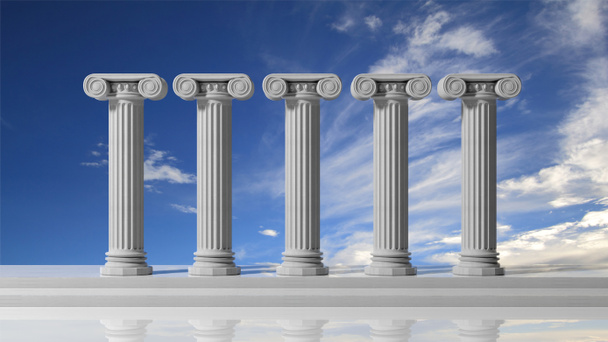 Cinque pilastri antichi con sfondo cielo blu
. - Foto, immagini