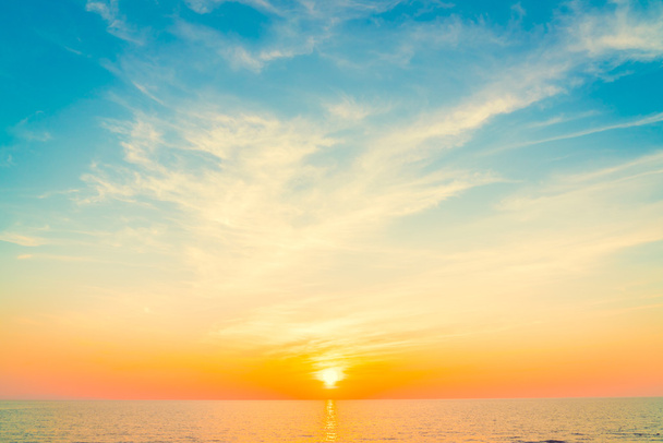 красивый закат на море - Фото, изображение