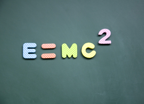 E = signe mc2
 - Photo, image
