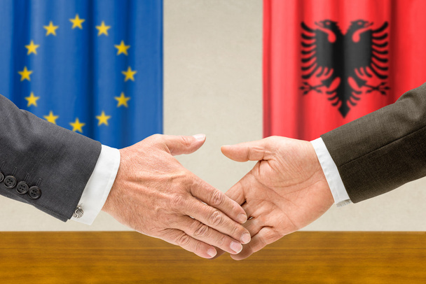 Представители ЕС и Албании пожимают друг другу руки
 - Фото, изображение