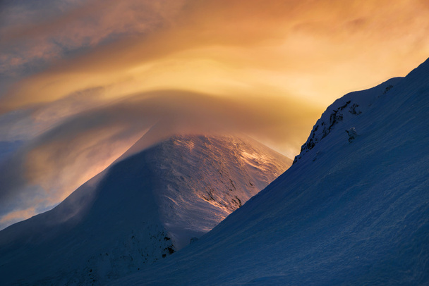  山で魅惑的な色の光景 - 写真・画像