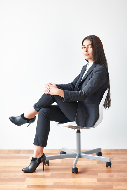 young businesswoman sitting on chair - Valokuva, kuva