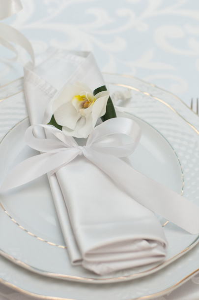 Wedding Table Decoration. Table set for a wedding dinner. Beautiful flowers on table in wedding day. - 写真・画像