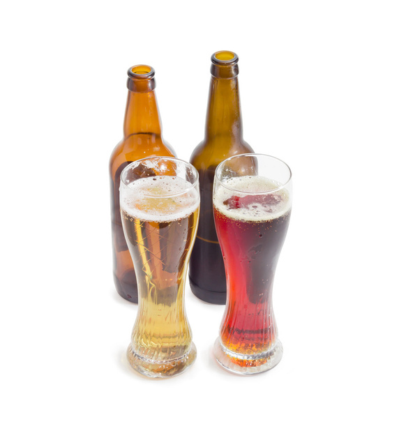 2 つのビールのグラスと様々 なビールを 2 本 - 写真・画像