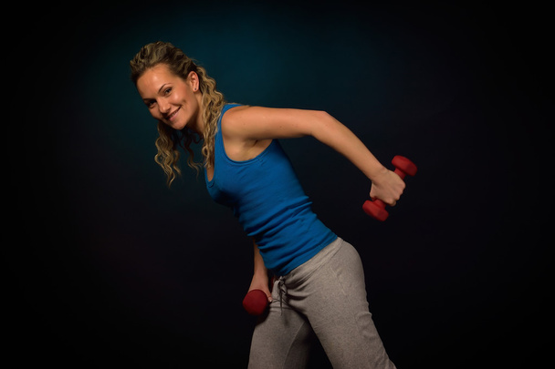Nuori nainen liikunta kuntosalilla - Valokuva, kuva