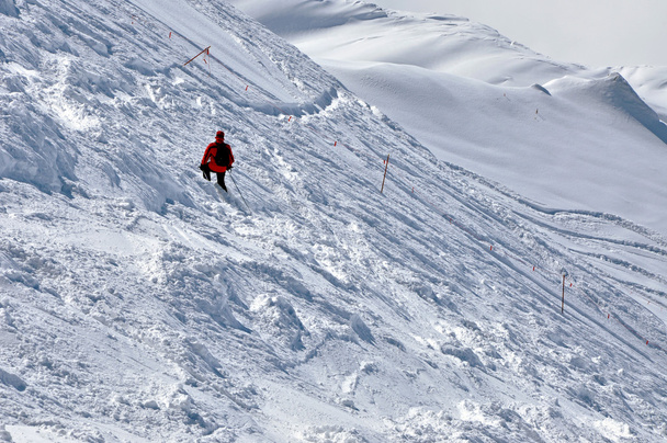 narciarz w górach na stoku w słoneczny dzień - Zdjęcie, obraz