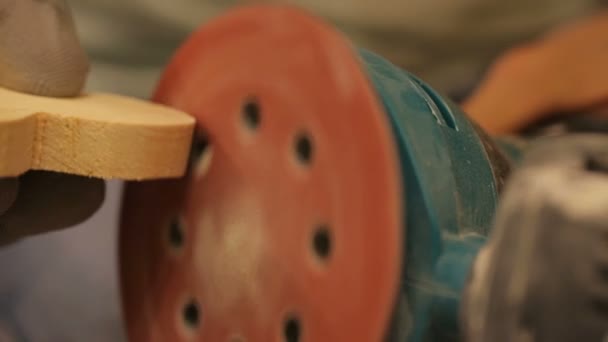Скребок тесляра на токарному верстаті шматок меблів
 - Кадри, відео