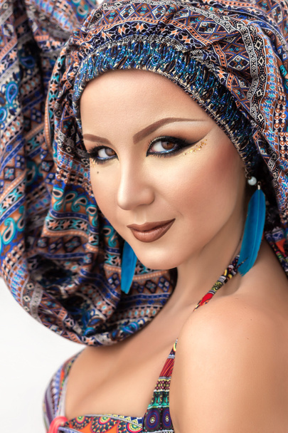 Портрет красивая женщина, арабский макияж, красочный тюрбан
 - Фото, изображение