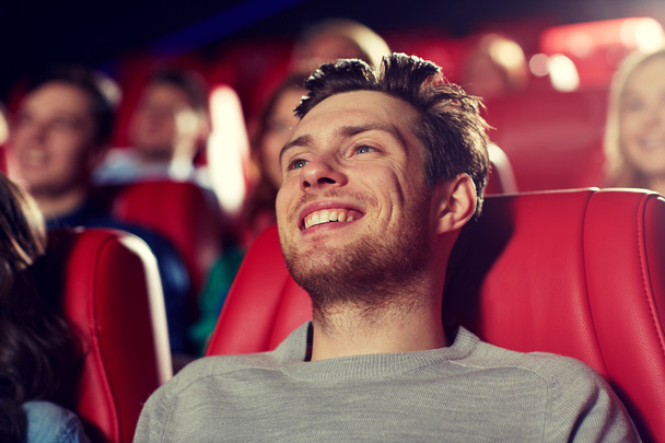 man watching movie in theater - Zdjęcie, obraz