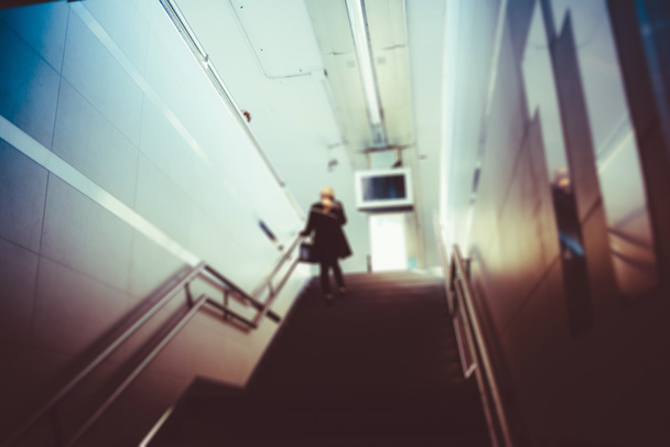 άτομο που πηγαίνει κάτω σε ένα σταθμό υπόγειου σιδηρόδρομου - Φωτογραφία, εικόνα