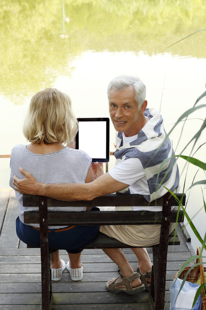 Personas mayores usando tableta digital
 - Foto, Imagen