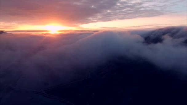 Ilmakuva keskiyön auringosta pilvien yläpuolella Norjassa
 - Materiaali, video