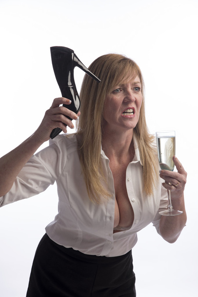 Mujer enojada sosteniendo un zapato de tacón alto
 - Foto, imagen