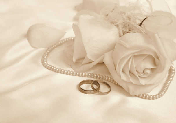 結婚指輪とバラ - 写真・画像