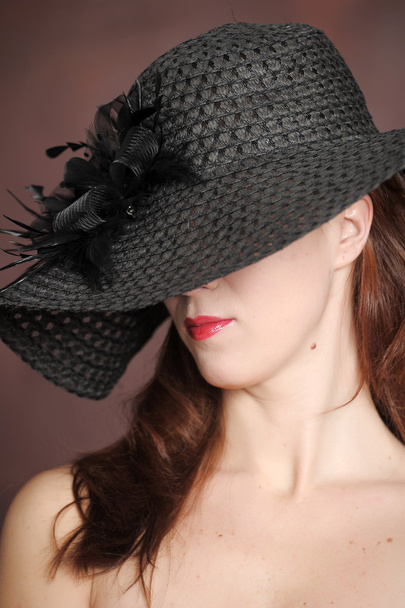 The woman in a wide-brimmed hat - Foto, afbeelding