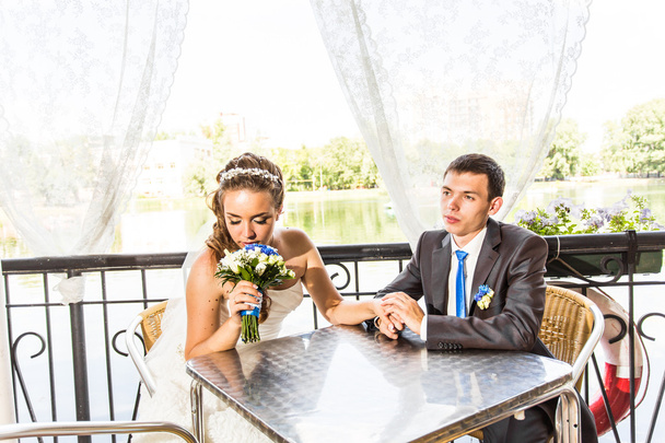 Couple marié mignon dans le café
 - Photo, image