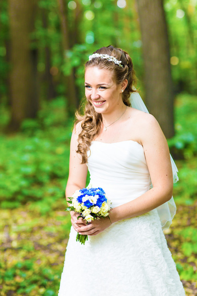 Beautiful bride outdoors - Foto, afbeelding
