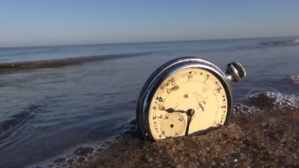 Ρολόι αντίκες στην παραλία - Πλάνα, βίντεο