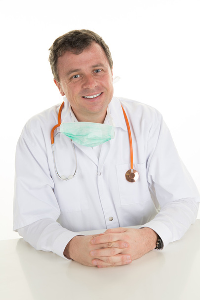 Retrato de médico guapo con máscara protectora quirúrgica aislada sobre fondo blanco
 - Foto, Imagen