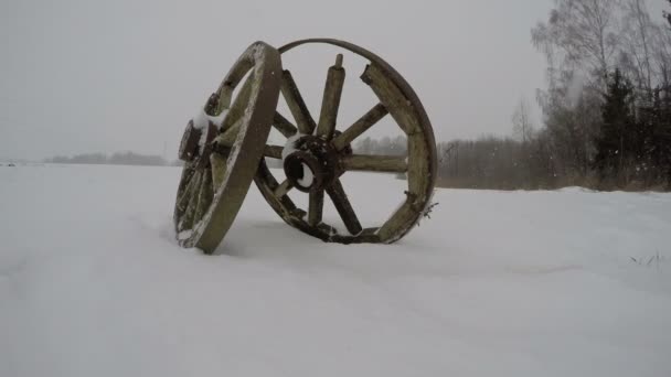 zwei antike Holzräder im Schnee, Zeitraffer 4k - Filmmaterial, Video