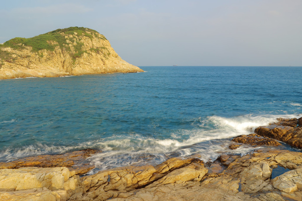 costa del mar rocoso y agua borrosa en shek o, hong kong - Foto, imagen