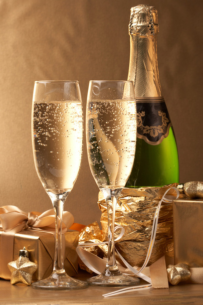 Champagne and gift - Φωτογραφία, εικόνα