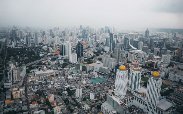 Bangkok view, Vista superior desde el edificio más alto de la ciudad de Baiyoke Tower II y el hotel más alto del sudeste asiático
 - Foto, imagen