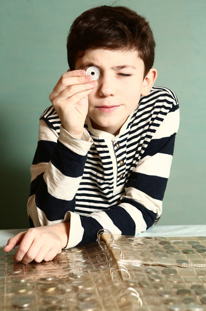 мальчик подросток нумизматичный коллекционер показать свою монету
 - Фото, изображение