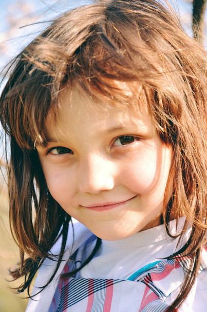 Солодка дівчинка на відкритому повітрі з кучерявим волоссям на вітрі
 - Фото, зображення