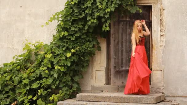 Красива молода жінка в модному червоному платті позує
 - Кадри, відео