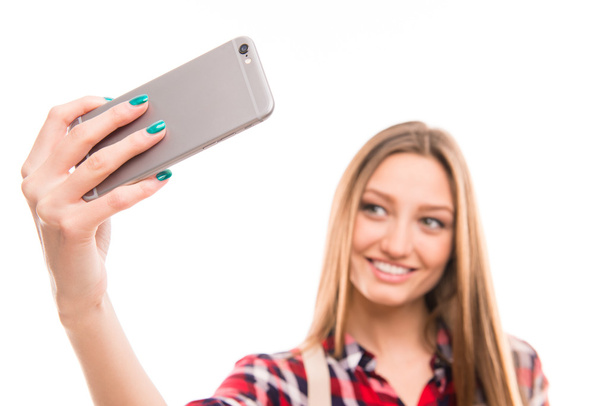 Smiling girl making selfie with phone - Valokuva, kuva