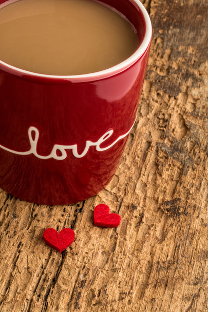 coffee in a red mug on wooden table for love - Foto, afbeelding